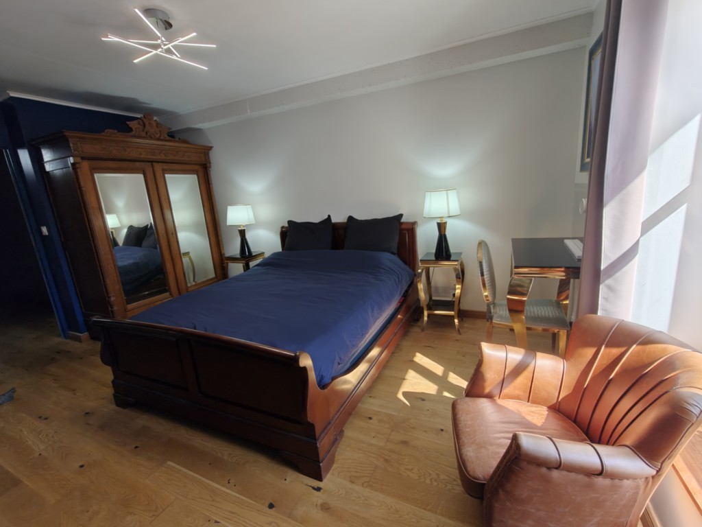 Fauteuil en cuir au gîte La Bayenne à Revin