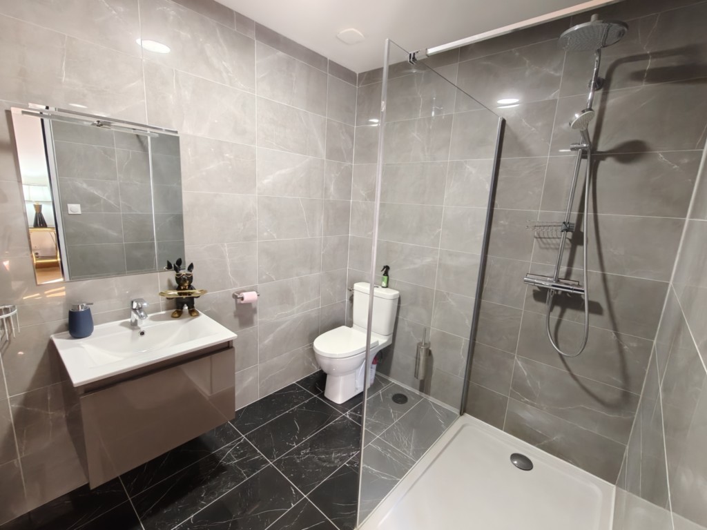 Une des trois salle sde bain