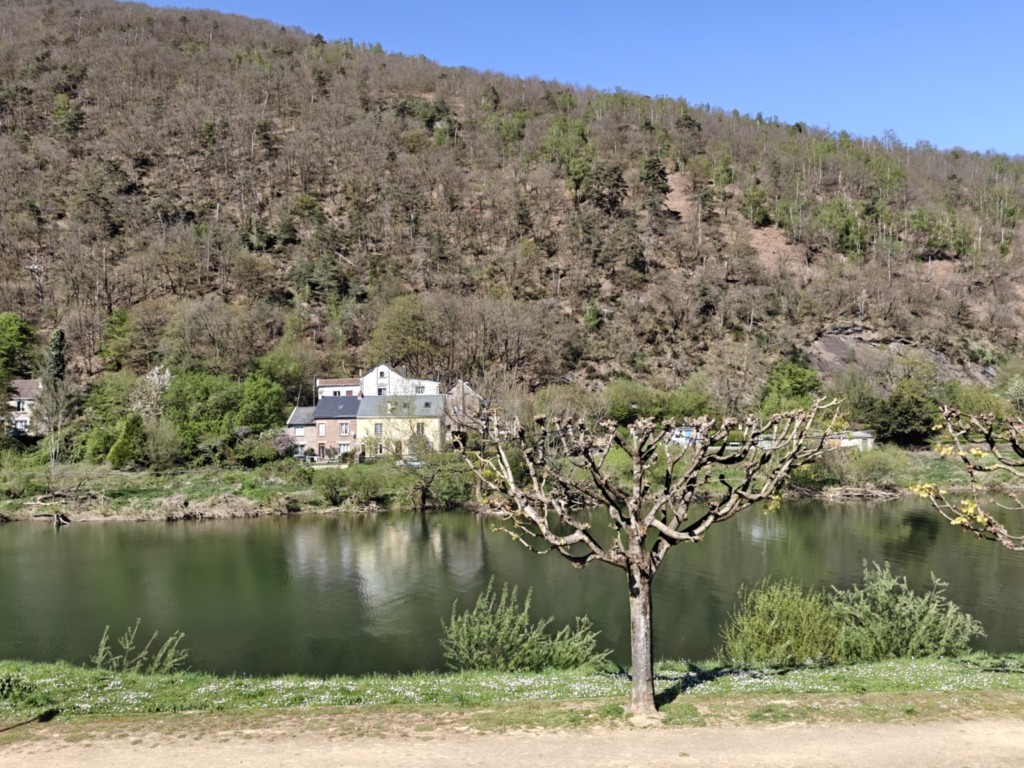 Vue de la chambre rouge du gîte la Bayenne en Ardennes