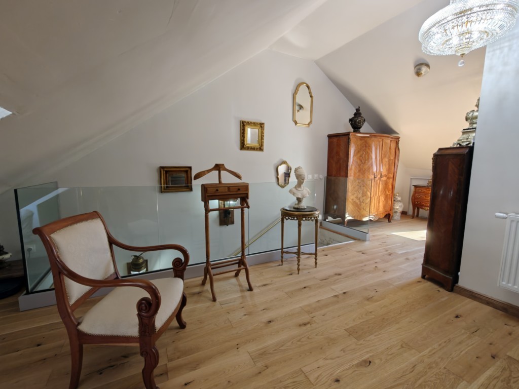 Gîte La Bayenne Revin - Chambre Empire meubles anciens bois massif