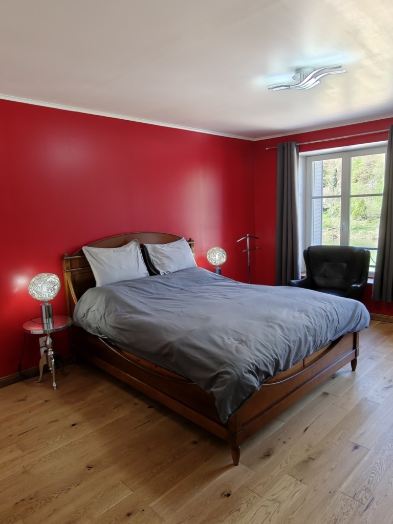 CHambre rouge du gîte La Bayenne