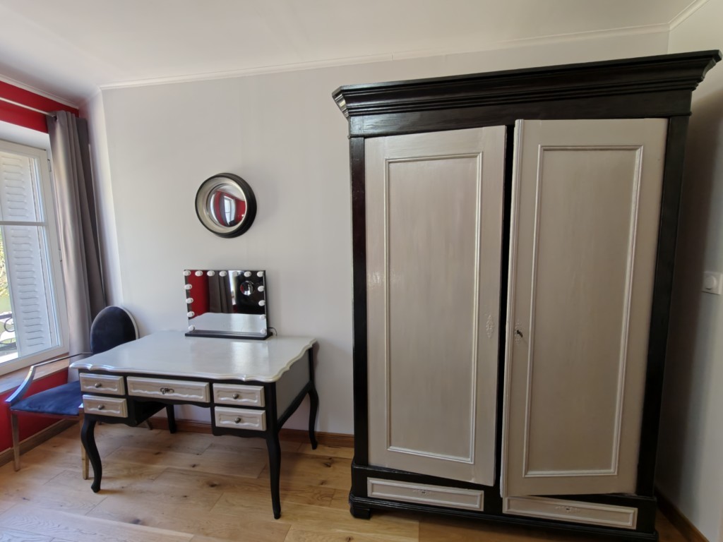 Espace travail rangement chambre rouge du gîte La Bayenne dans les Ardennes