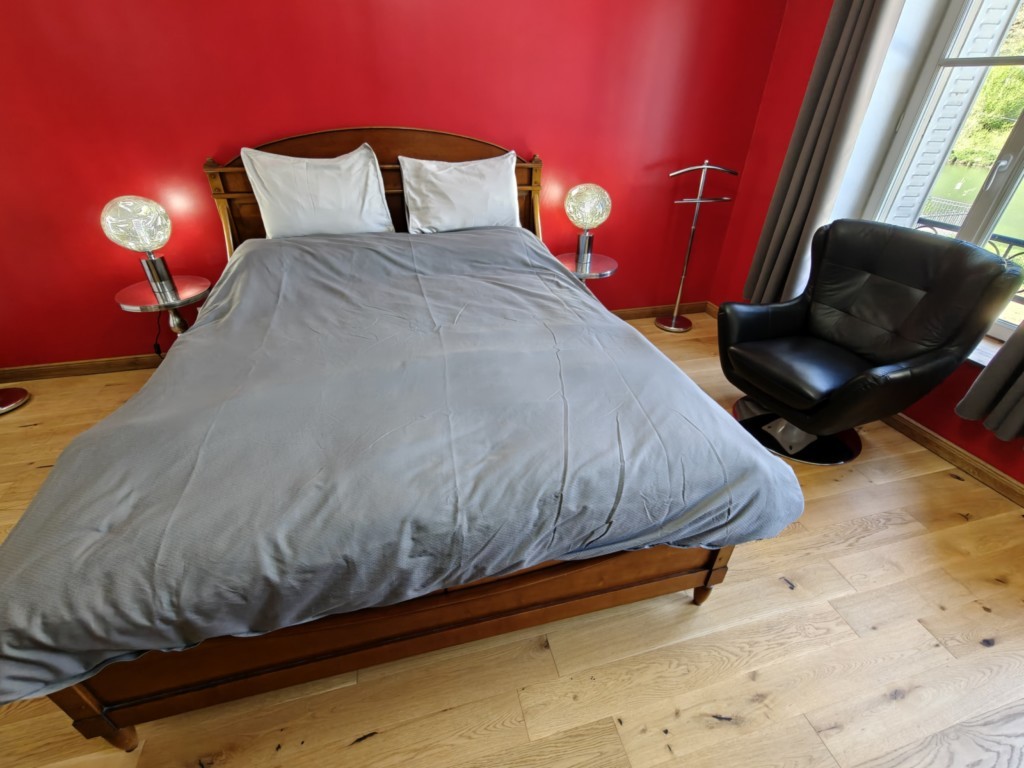 vue de face du lit de la chambre rouge au gîte La Bayenne de Revin