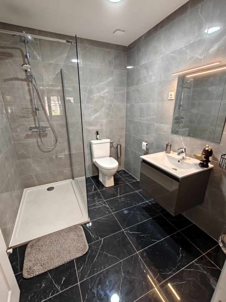 Salle de bain gîte La Bayenne Revin - Douche italienne moderne Ardennes