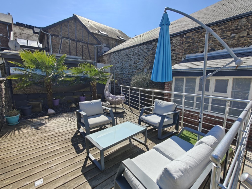 Coin cosi sur la terrase privative du gîte La Bayenne