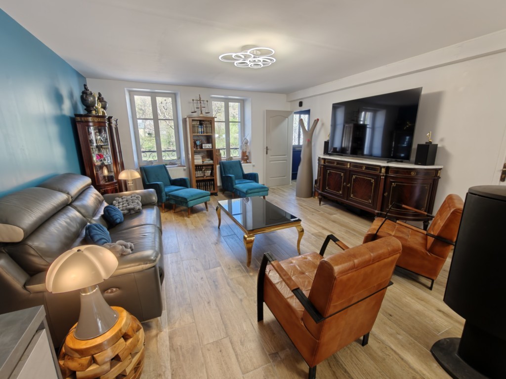 Salon luxueux du gîte La Bayenne à Revin