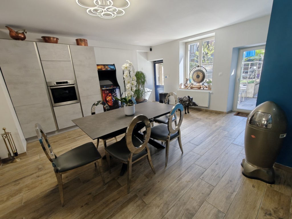 Espace repas du gîte La Bayenne