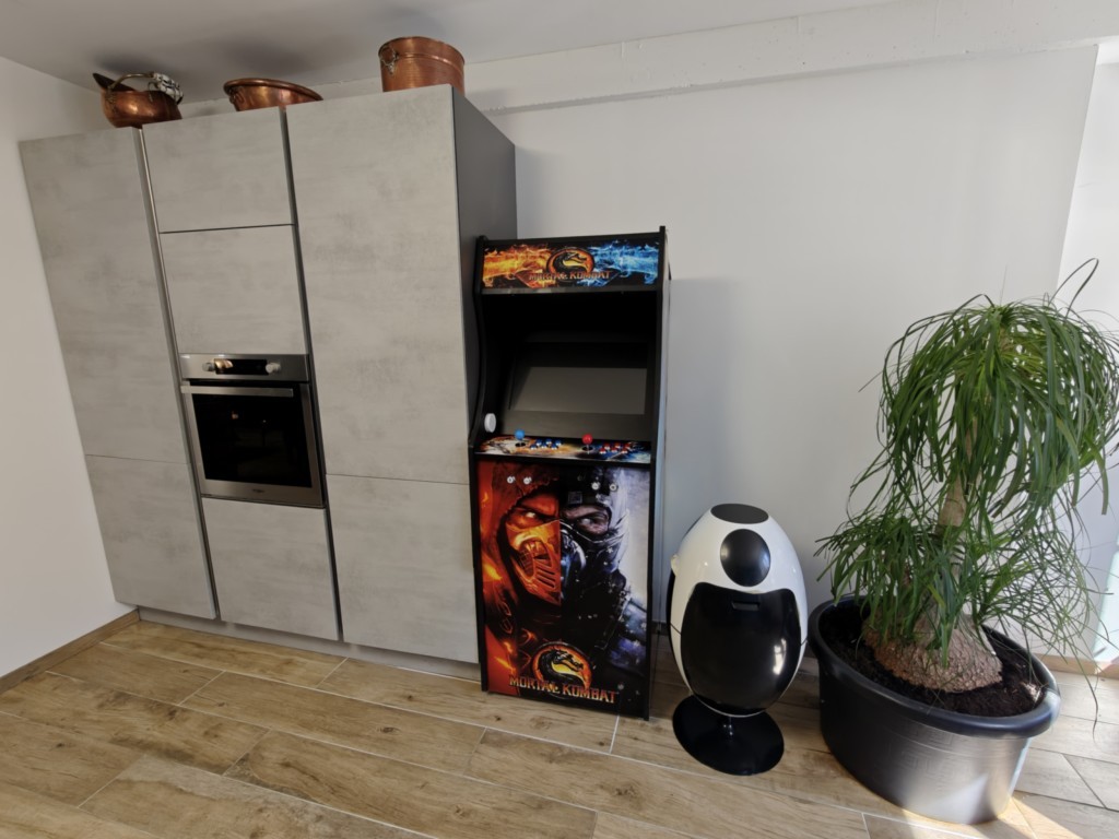 Coin détente avec borne d'arcade au gîte La Bayenne de Revin