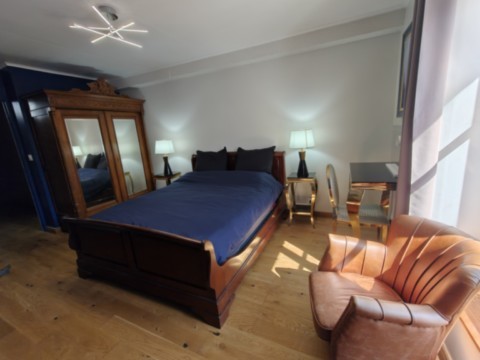 Fauteuil en cuir au gîte La Bayenne à Revin