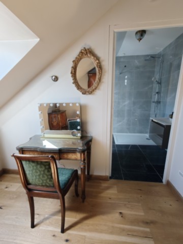 Gîte La Bayenne Revin - Coiffeuse Empire miroir doré salle bain