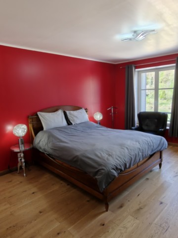 CHambre rouge du gîte La Bayenne