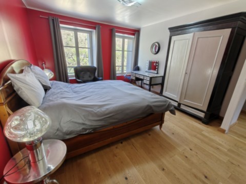 Vue globale de la chambre  rouge du gîte La Bayenne
