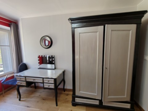 Espace travail rangement chambre rouge du gîte La Bayenne dans les Ardennes