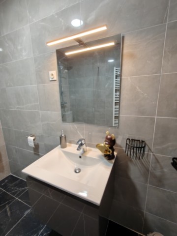 Coin lavabo de la chambre rouge au gîte La Bayenne de Revin