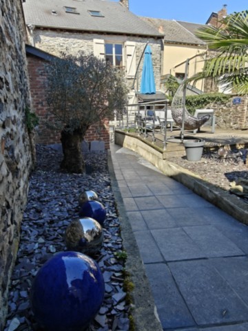 Décoration design et Olivier centenaire au Gîte La Bayenne de Revin