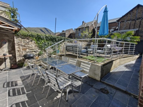 Repas sur terrasse privative au gîte La Bayenne à Revin