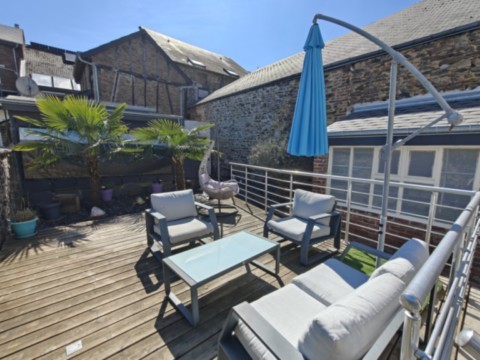 Coin cosi sur la terrase privative du gîte La Bayenne