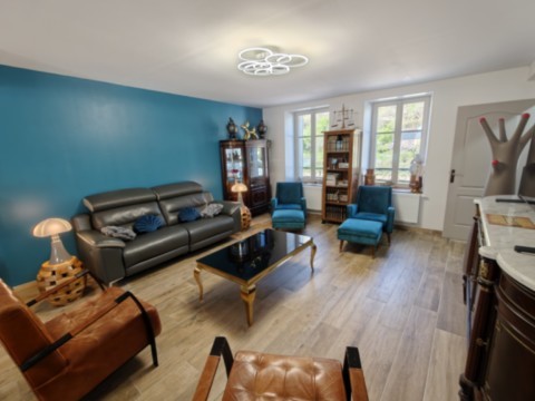 Vue globale du salon confortable et bien décoré du gîte La Bayenne à Revin