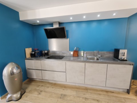 Cuisine équipée et design du gîte La Bayenne