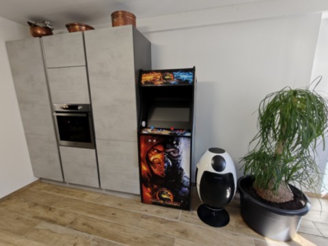 Coin détente avec borne d'arcade au gîte La Bayenne de Revin